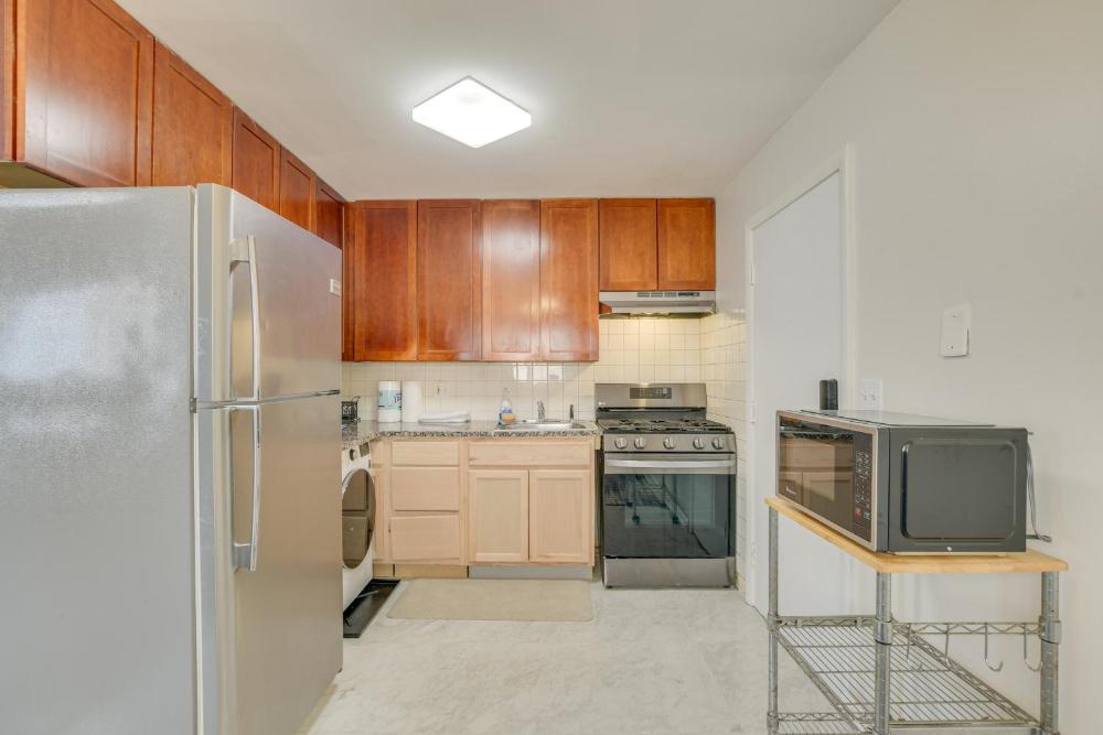 Walk to Train Convenient Skokie Condo!